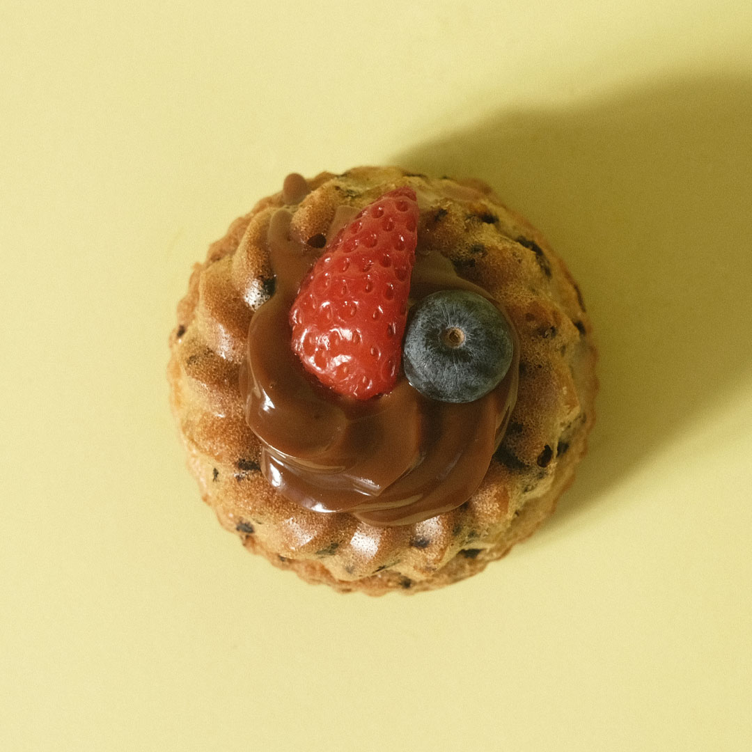 Bizcocho tigre, dulce de leche y frutos rojos