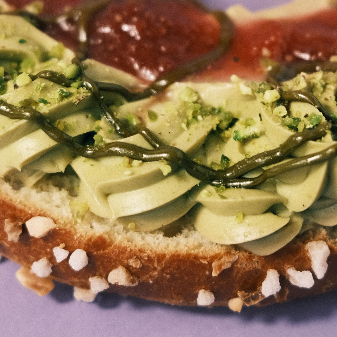 Roscón de Reyes de pistacho, chocolate blanco y fresa