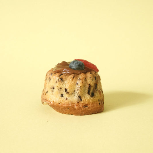 Bizcocho tigre, dulce de leche y frutos rojos