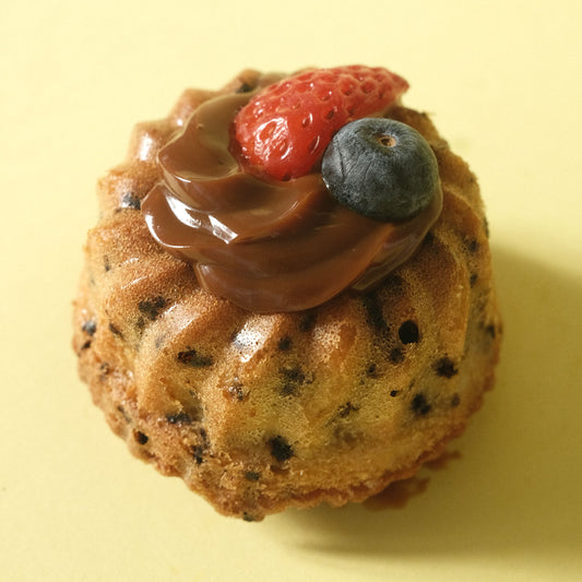 Bizcocho tigre, dulce de leche y frutos rojos