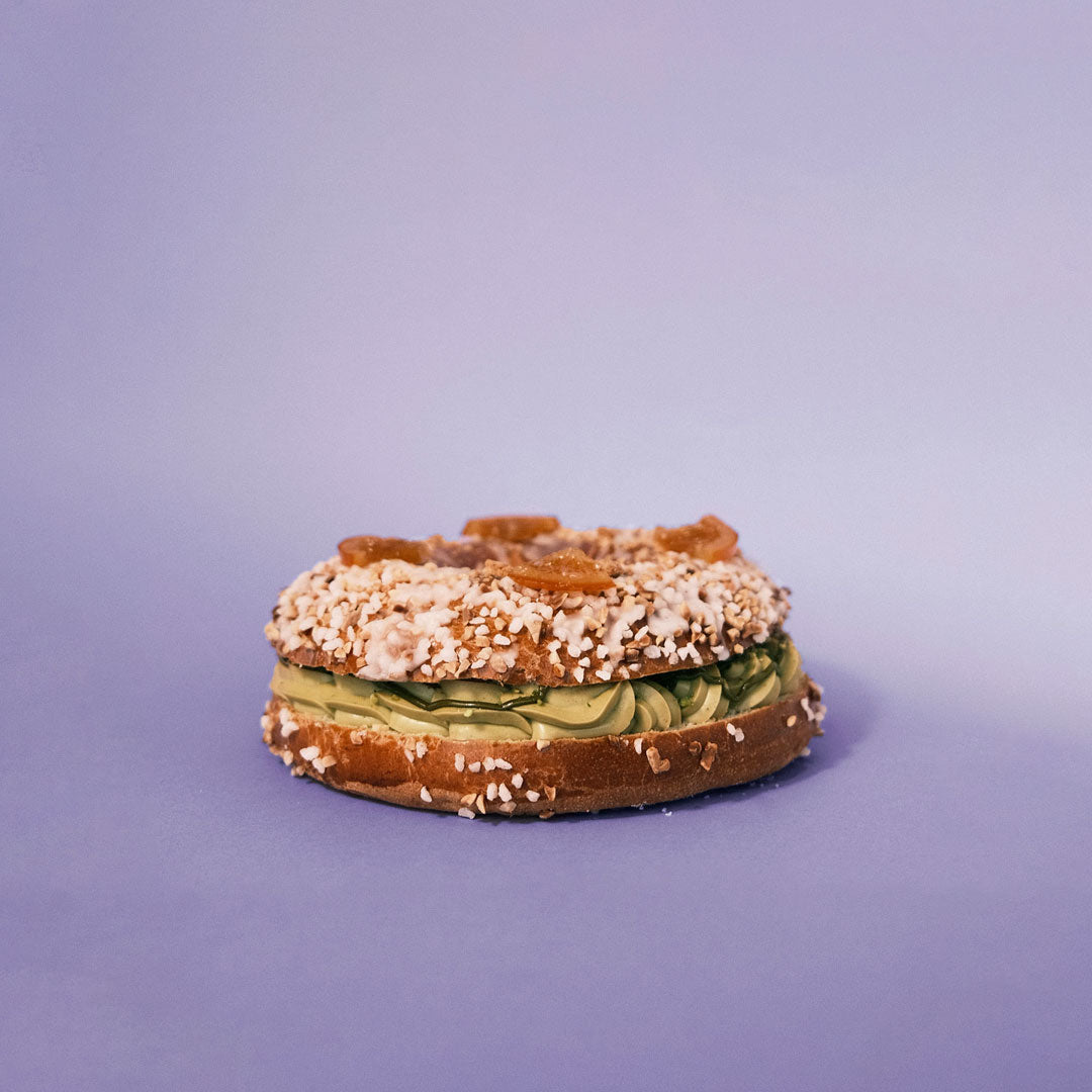 Roscón de reyes pequeño de pistacho, chocolate blanco y fresa