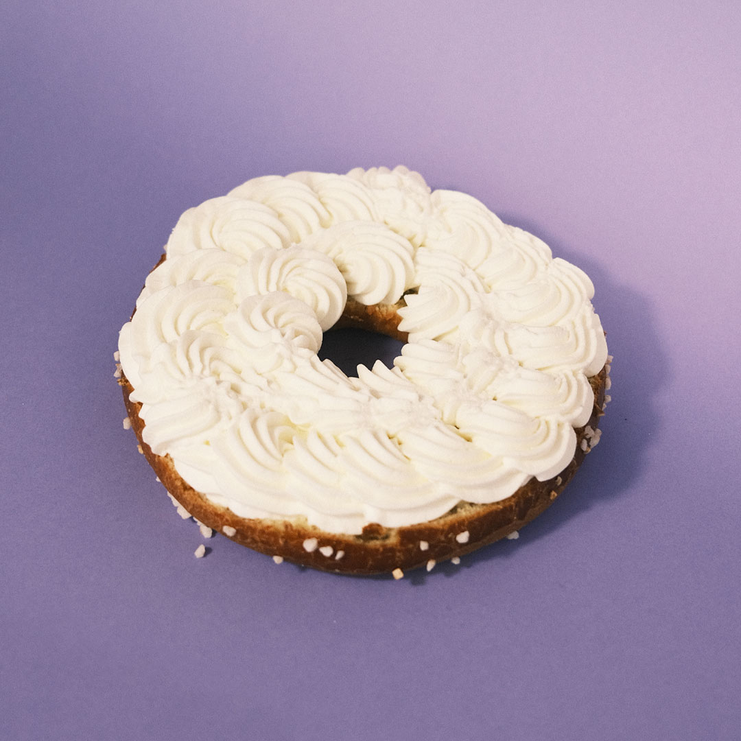 Roscón de Reyes relleno de nata