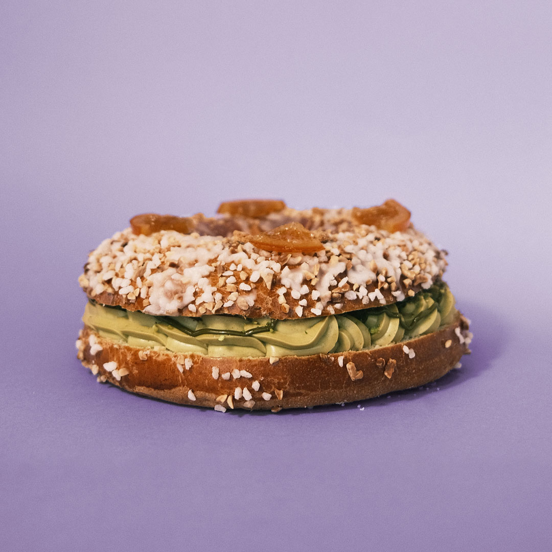 Roscón de Reyes de pistacho, chocolate blanco y fresa
