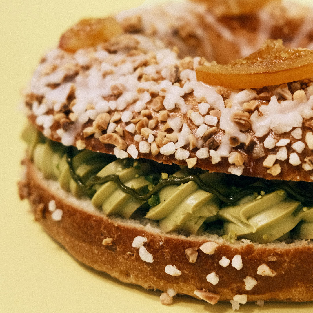 Roscón de reyes pequeño de pistacho, chocolate blanco y fresa