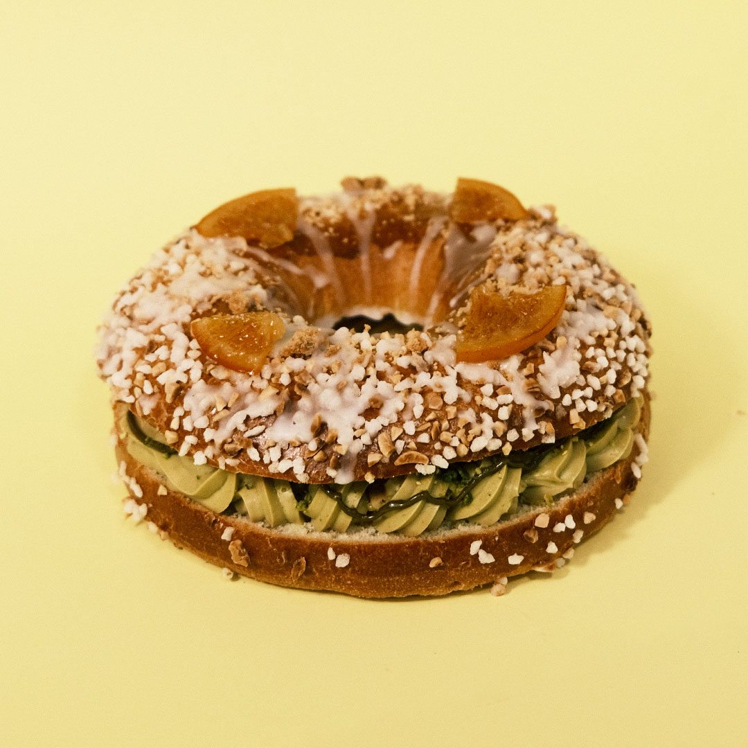 Roscón de Reyes de pistacho, chocolate blanco y fresa