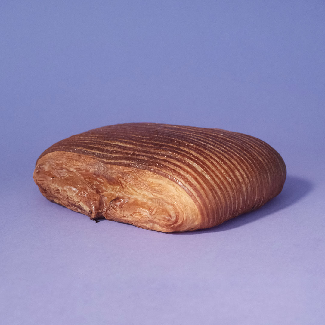 Pain suisse crema pastelera y chispas de chocolate